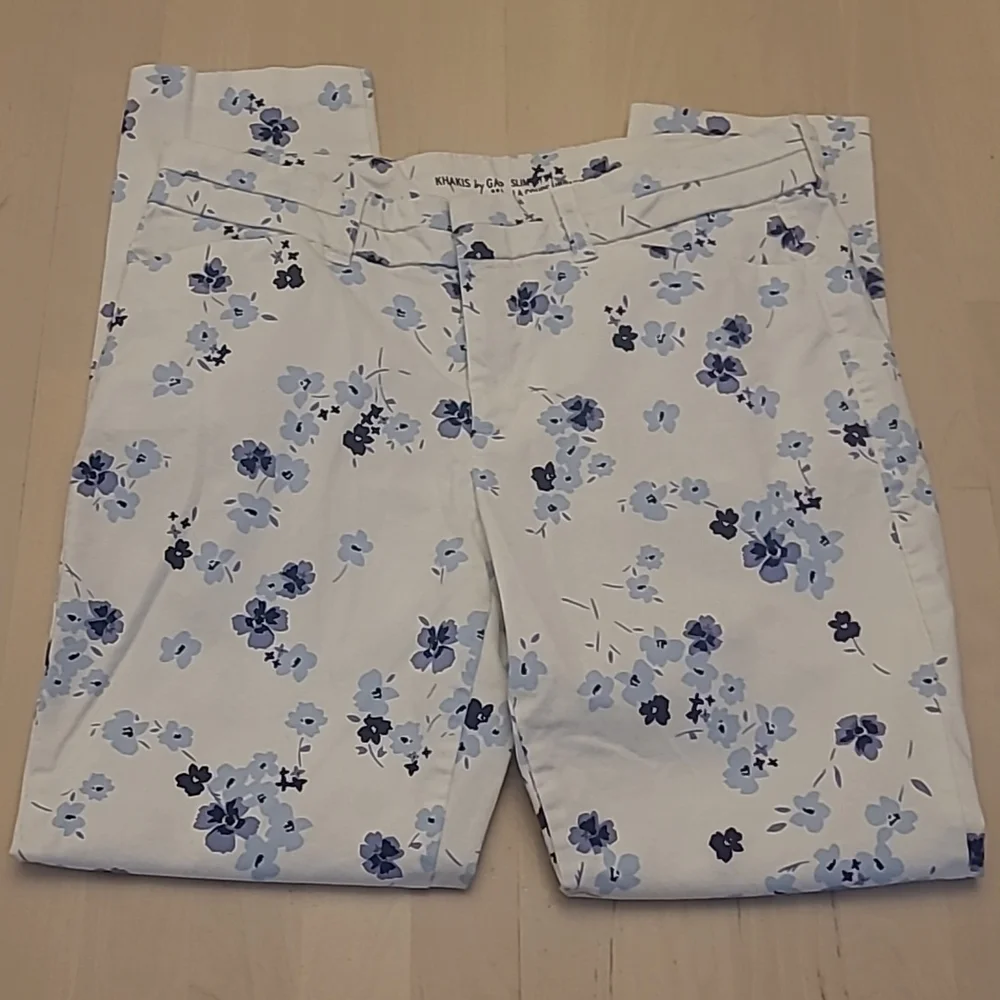 NWOT Khakis by GAP White with Blue Floral Print Pants with Pockets - Picture 13 of 13